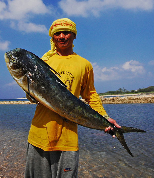 Filipino fisherman with mahi-mahi (Gregg Yan)